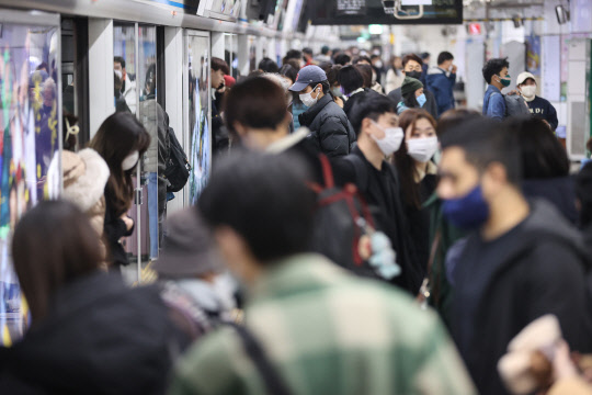 지난 5일 서울 4호선 명동역에서 시민들이 마스크를 착용하고 지하철을 타고 내리고 있다. 연합뉴스.